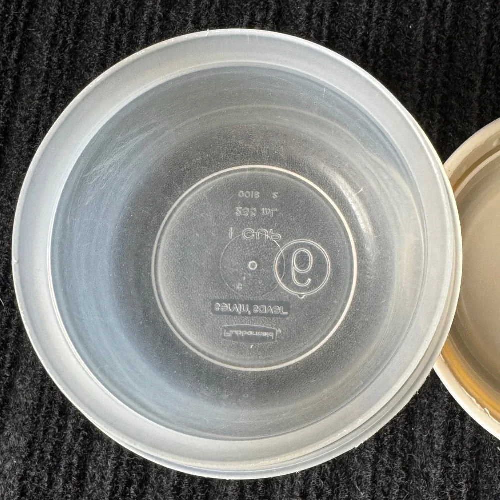 Rubbermaid Servin Saver 1 Cup 235mL Round Food Storage Container Almond Lid 0018